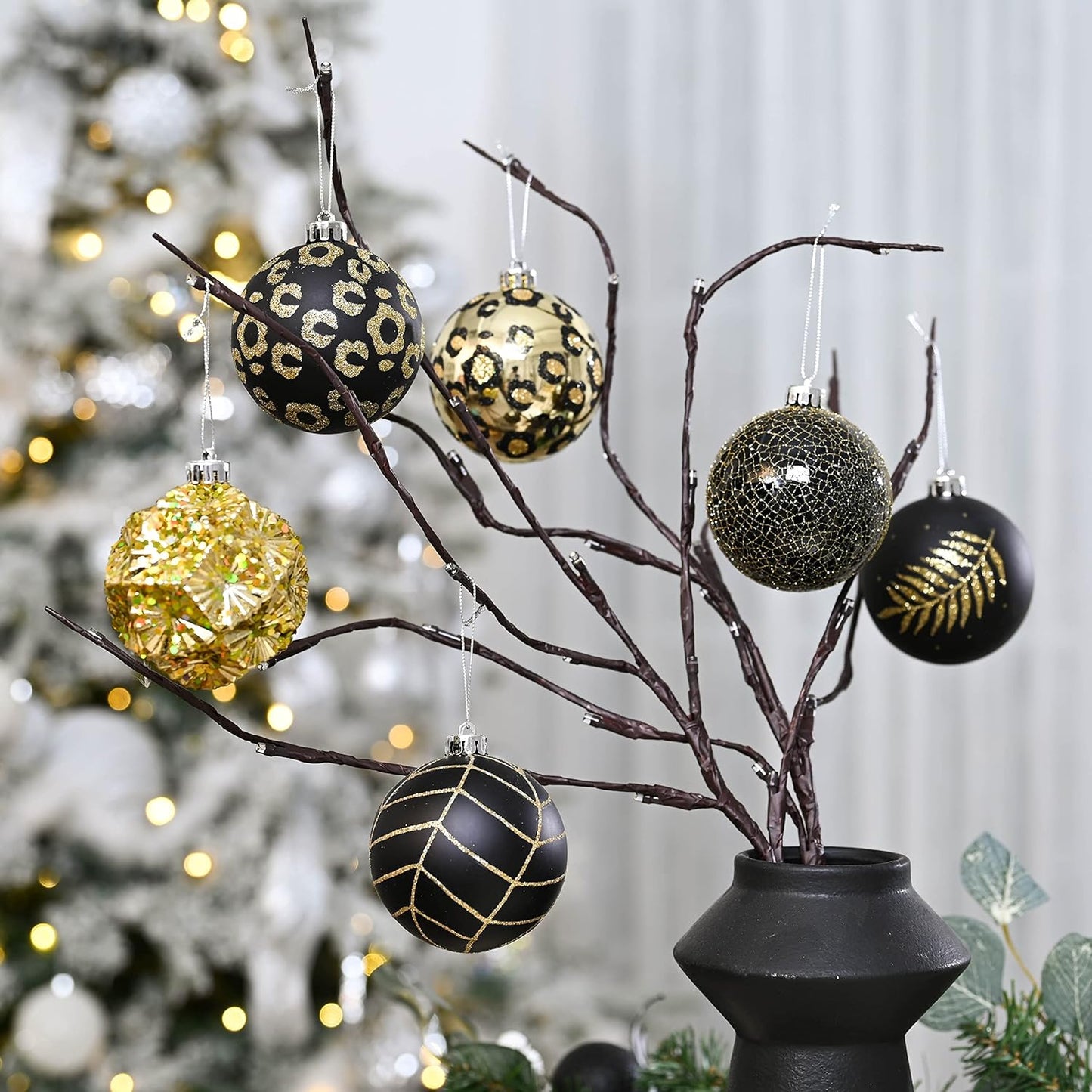 Vogue Black and Gold set of 16 -piece Christmas Ornaments